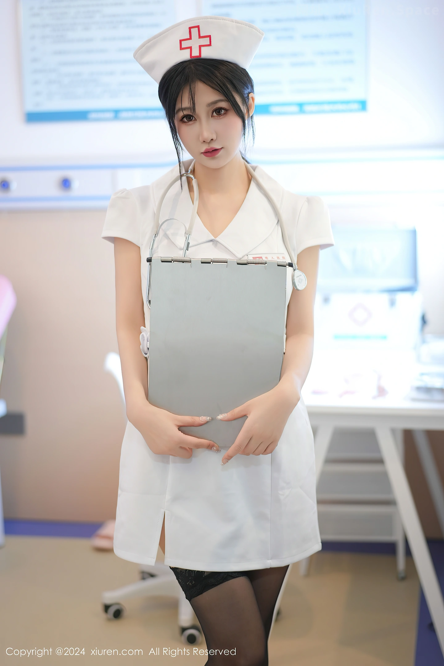 图片[4]-[XiuRen秀人网]VOL.8512 模特laura阿姣性感白色护士服配黑丝袜半脱秀豪乳翘臀诱惑写真87P-秀人网官方网站